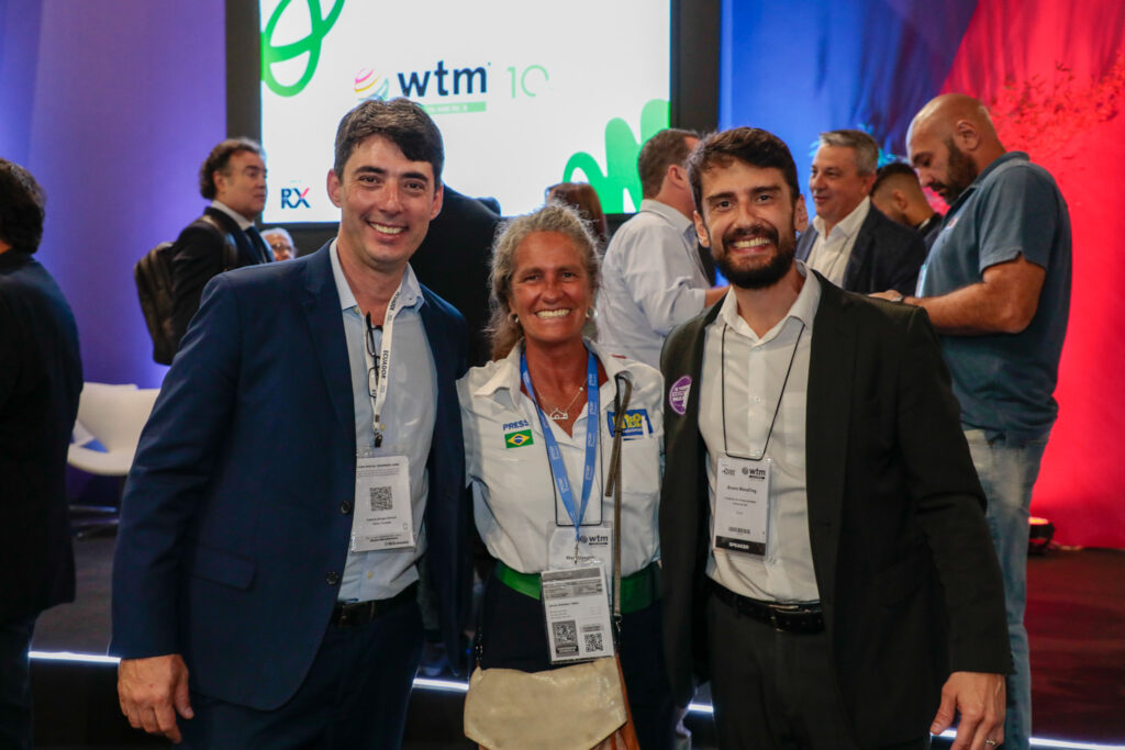 Mari Masgrau, do M&E, com Fabricio Amaral, presidente do Fornatur, e Bruno Wendling, presidente da Fundtur-MS