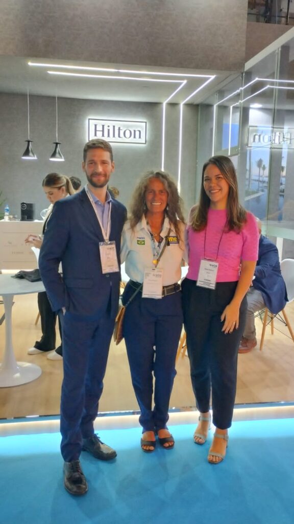 Mari Masgrau, do M&E entre Ivo Berger e Beatriz Barbosa, da Hilton