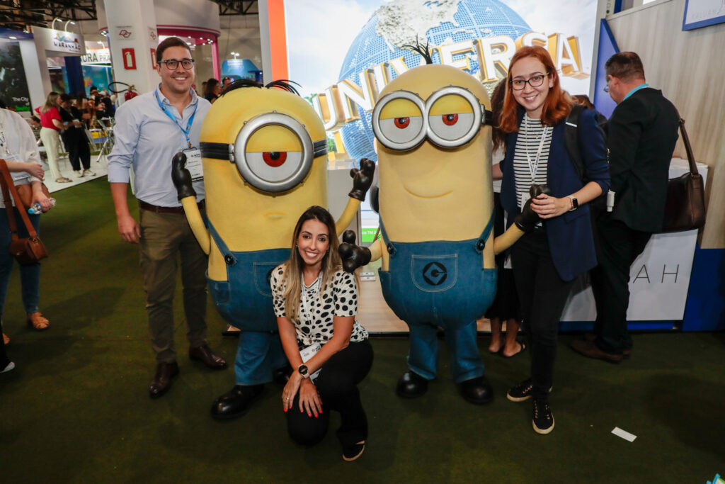 Martim Diniz, Marcela Nogueira, e Carolina Ercoli, da Universal Parks, com Minions