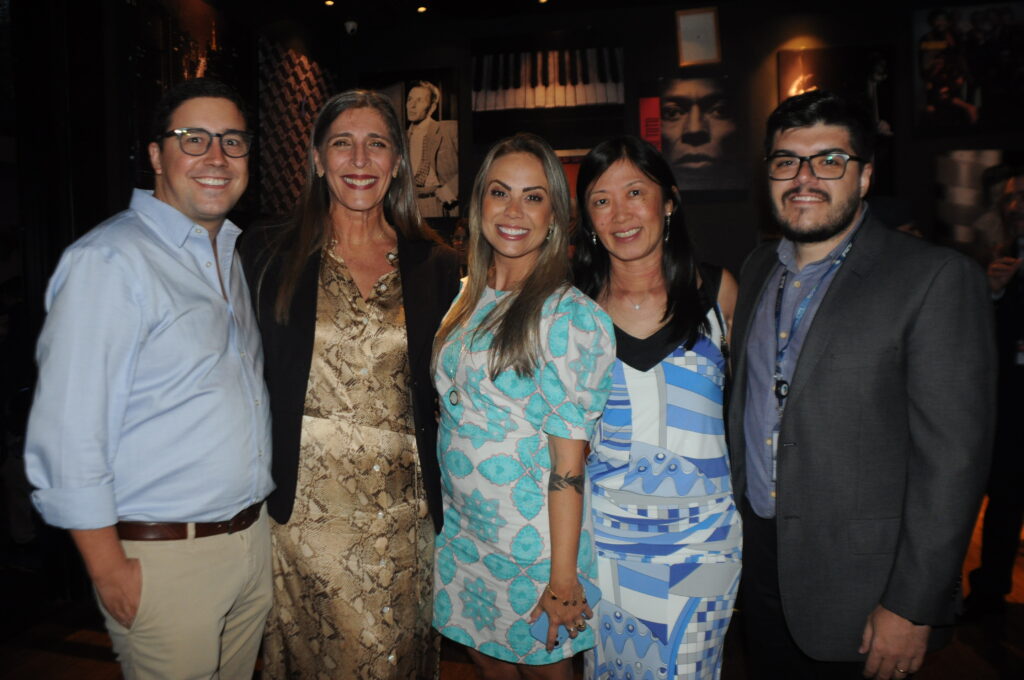 Martim Diniz, da Universal, Deborah Baldin, da Disney, Pamella Estima, da Azul, e Cristina Yoshida e Paulo Biondo, da Azul Viagens