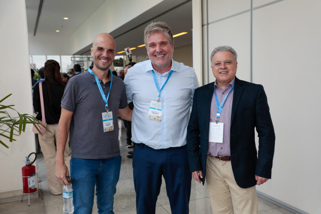 Murilo Reggiani, da L2 Empreendimento e Participações LTDA, entre Eduardo Barros e Carlos Prado, da Tour House