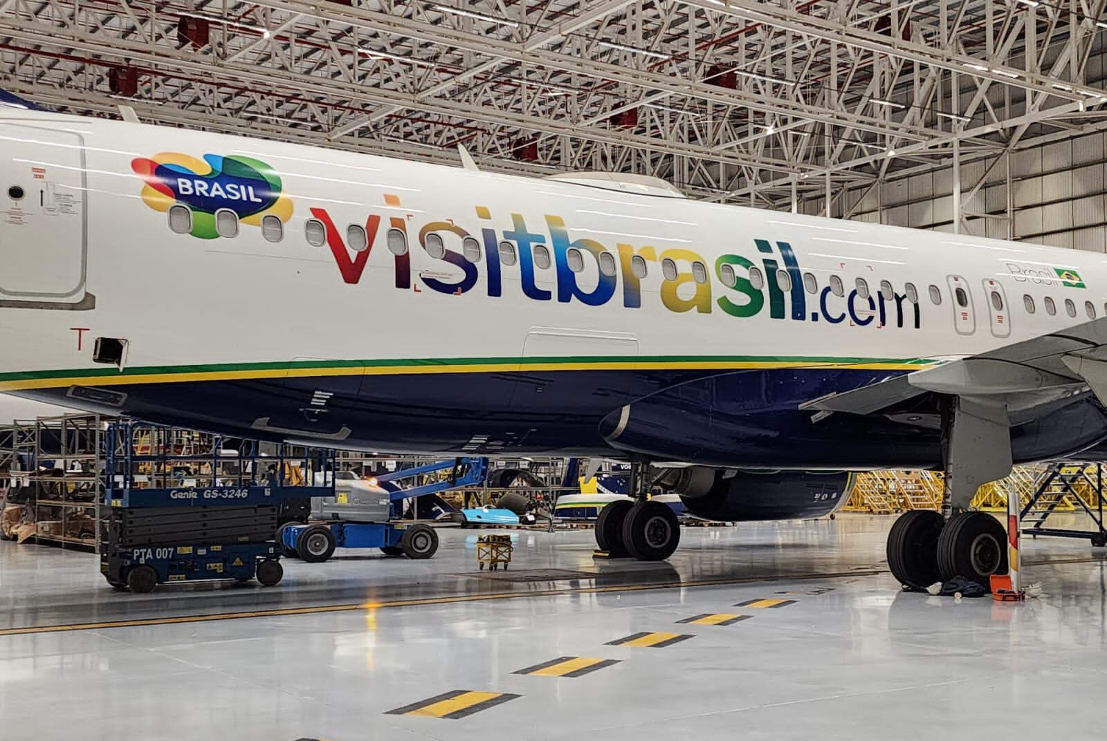 Nova adesivagem da Embratur e1680640125999 Azul adesiva aeronaves com a "Marca Brasil"