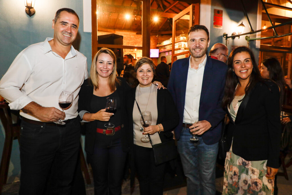 Paulo Faloppa, da Sakura, com Thais Janero, Nádia Kardouss, Denis Ribeiro e Adriana Rosa, da Aviareps
