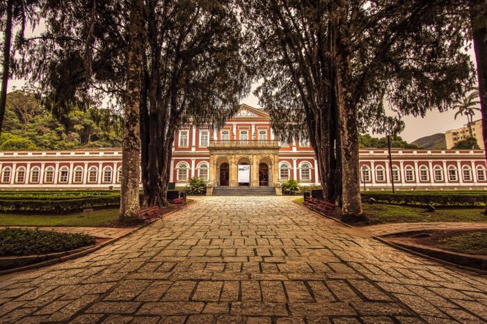 Casais jovens formam grande parte do público viajante em Petrópolis, diz estudo Casais jovens formam grande parte do público viajante em Petrópolis, diz estudo