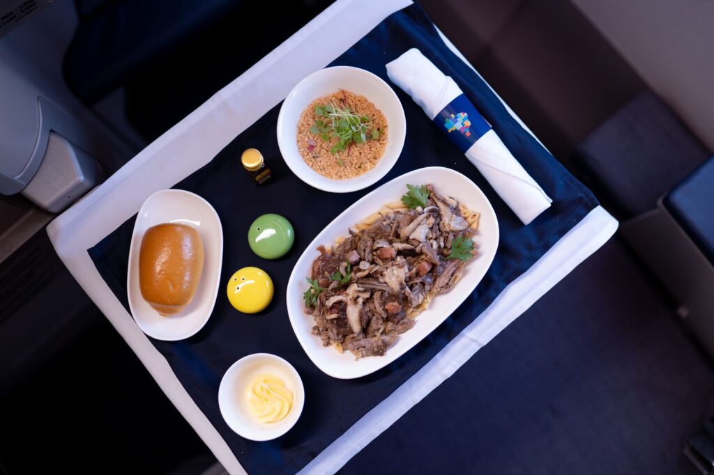 Business: Paleta de cordeiro assada e desfiada acompanhada de mini penne rigatti al dente, molho demi glace com vinho tinto e legumes com bacon e shitake sauté. Business: Paleta de cordeiro assada e desfiada acompanhada de mini penne rigatti al dente, molho demi glace com vinho tinto e legumes com bacon e shitake sauté.