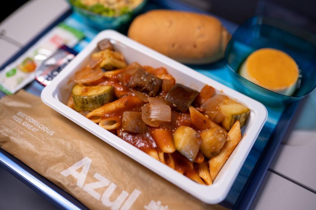 Economy: Penne com molho de tomate acompanhado de Ratatouille de laranja Economy: Penne com molho de tomate acompanhado de Ratatouille de laranja