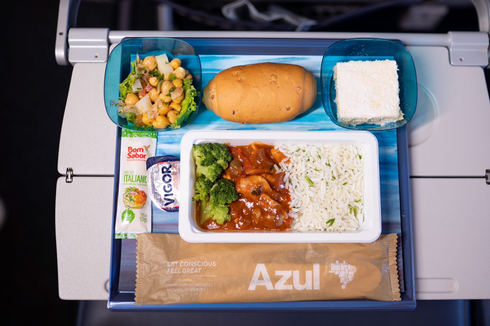 Economy: sobrecoxa de frango antiboise acompanhando de brócolis ao vapor e arroz com salsa. Economy: sobrecoxa de frango antiboise acompanhando de brócolis ao vapor e arroz com salsa.