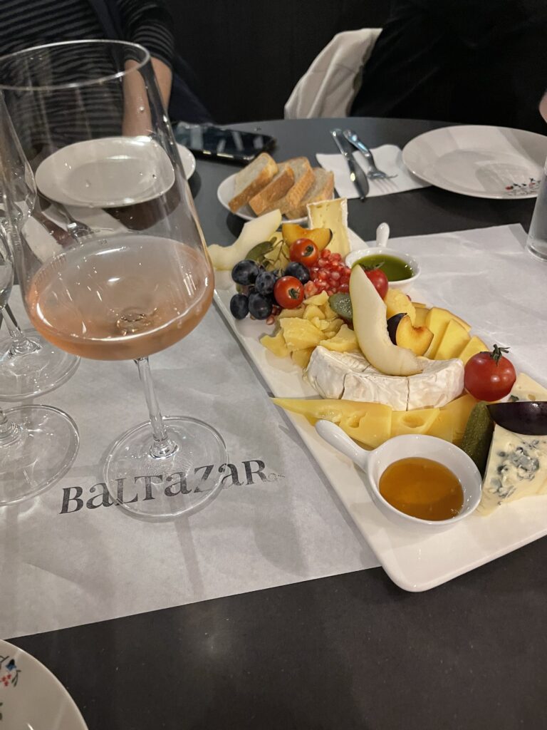 Queijos e vinhos são servidos no Mercado Ferrero
