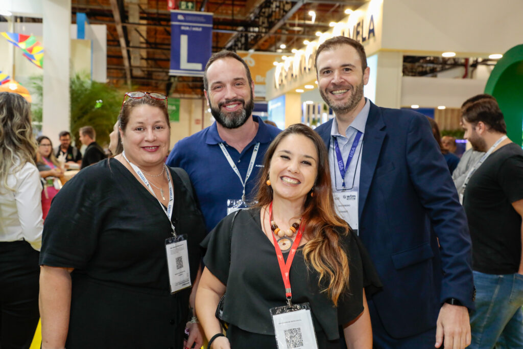 Rafaela Gross Brown, Helen Demuro e Denis Ribeiro, da Aviareps, com Anderson Salva, da AirFrance KLM