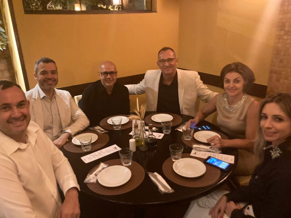 Remy Ponso (BestBuy Travel), Edmilson Romão (LVT Travel), Alexandre Palmeira (CW Tour), Victor e Nice van Oorschot (BestBuy Travel) e Luciana Rivelli Amelio (Câmara de Jundiai) Remy Ponso (BestBuy Travel), Edmilson Romão (LVT Travel), Alexandre Palmeira (CW Tour), Victor e Nice van Oorschot (BestBuy Travel) e Luciana Rivelli Amelio (Câmara de Jundiai)