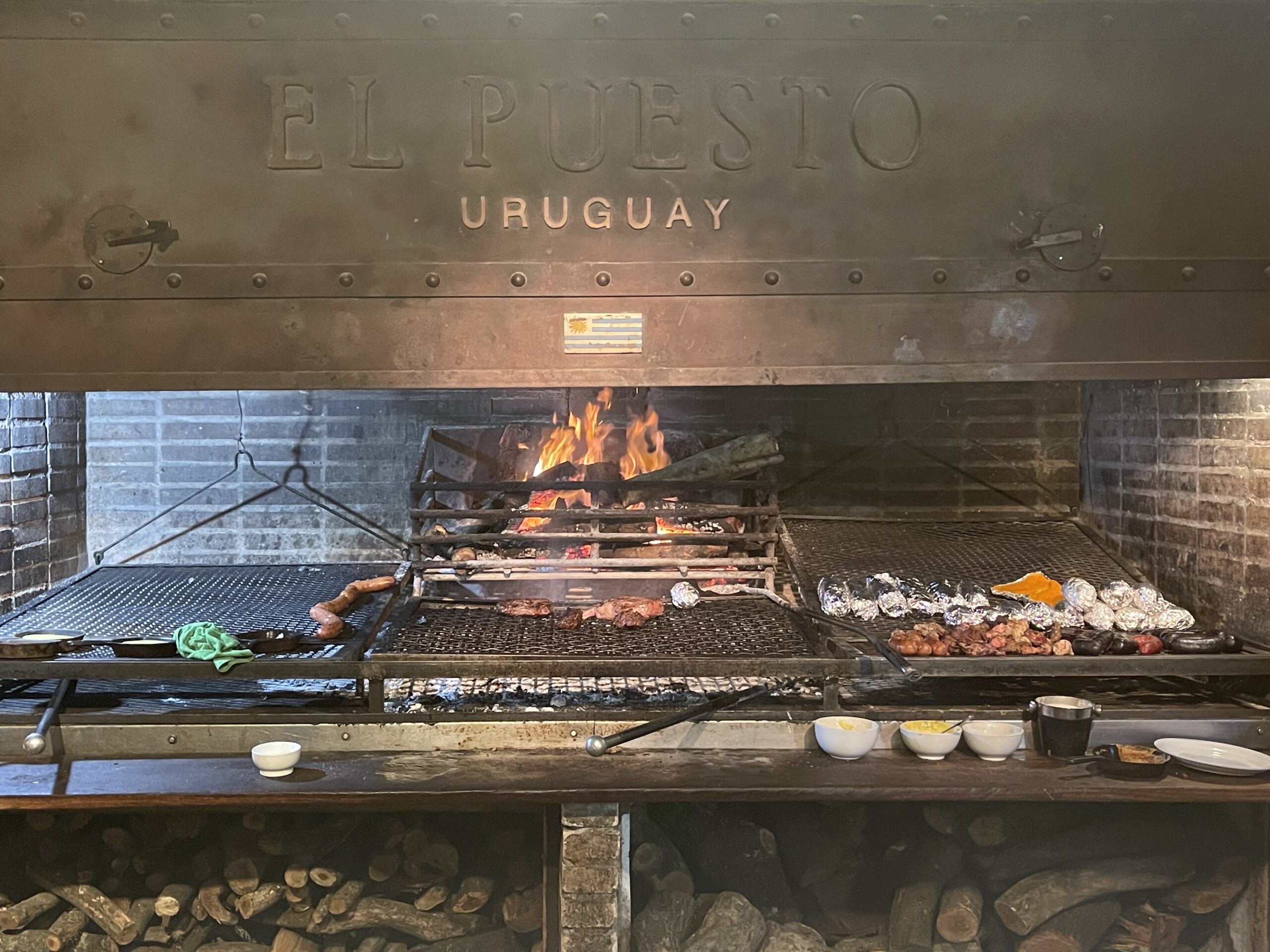 Restaurante El Puesto oferece variedade de cortes de carne Restaurante El Puesto oferece variedade de cortes de carne