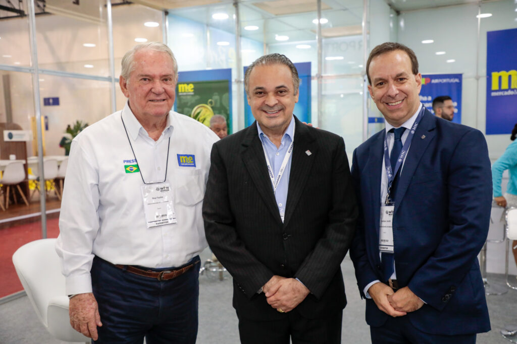 Roy Taylor, do M&E, Roberto de Lucena, secretário de Turismo de São Paulo, e Adrian Ursilli, MSC Cruzeiros