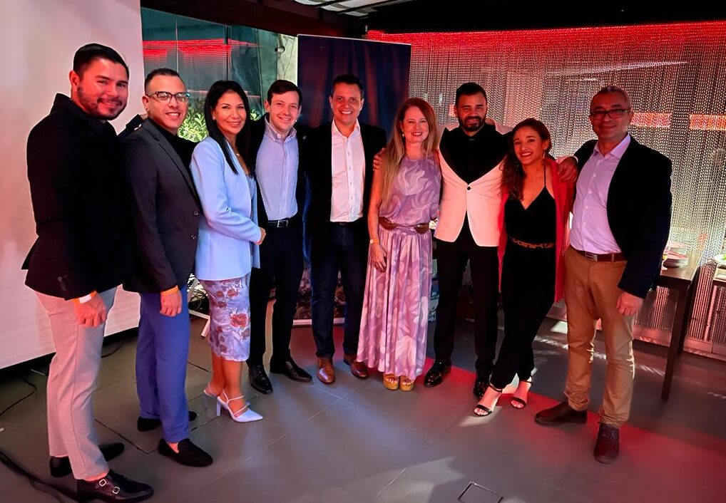 Turismo de Aruba recebe convidados e premia parceiros em São Paulo 1 Time de Aruba e Carlos Barbosa CEO da Vitrine Global e1680717759611 Turismo de Aruba recebe convidados e premia parceiros em São Paulo
