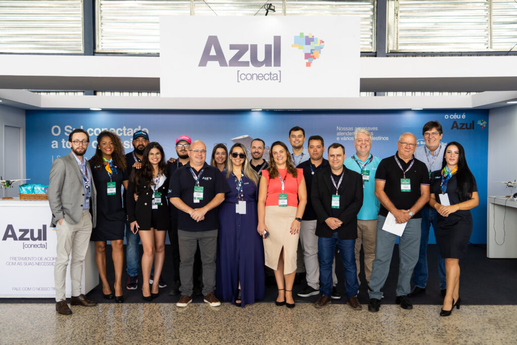 Tripulantes da Azul Conecta na Aviation XP em Curitiba.JPG Fotografia Guilherme Ramos Azul Conecta apresenta vantagens em feira de aviação