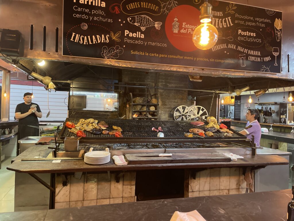 Um dos muitos estabelecimentos do Mercado do Porto