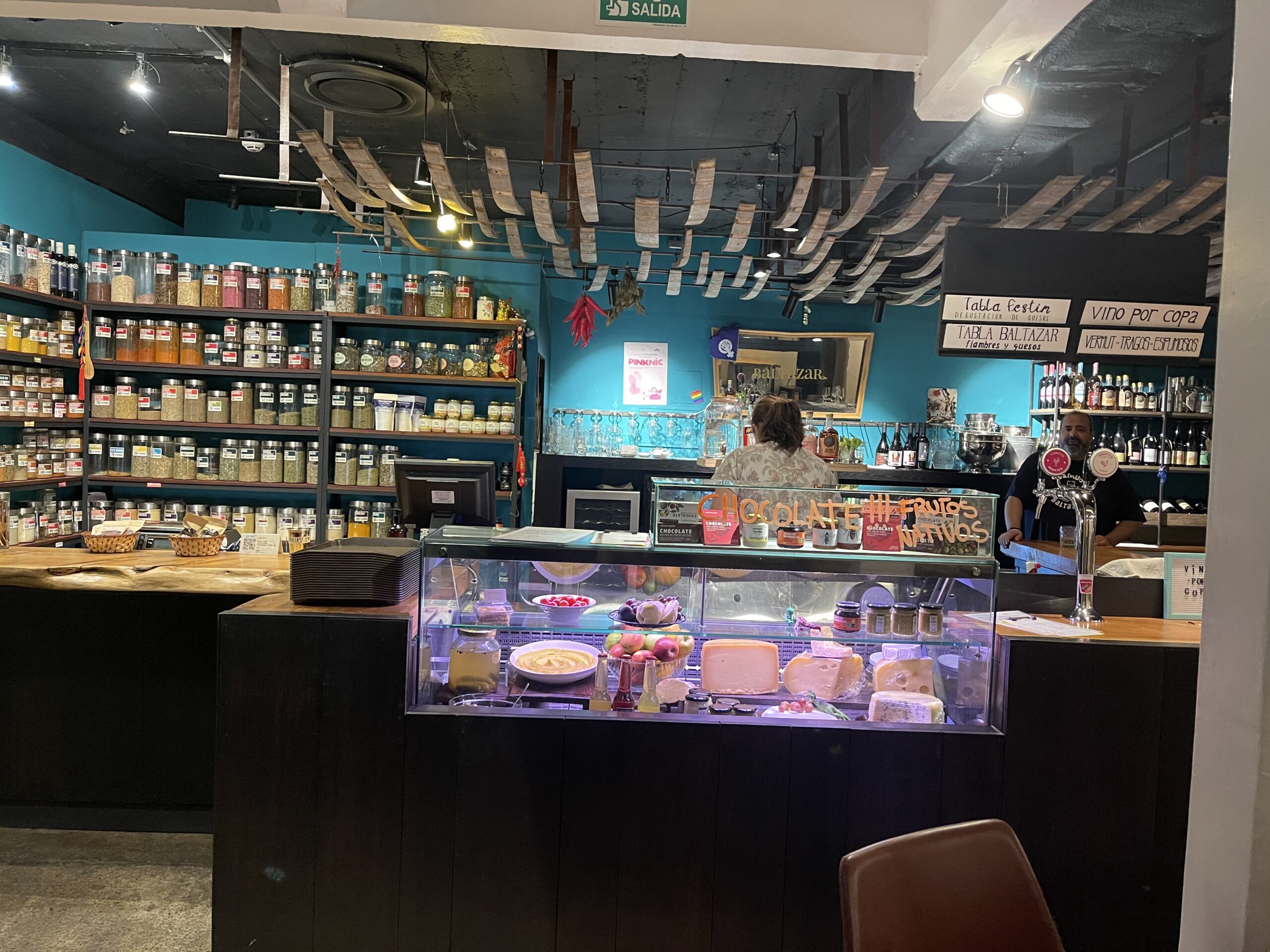 Um dos restaurantes do Mercado Ferrero Um dos restaurantes do Mercado Ferrero