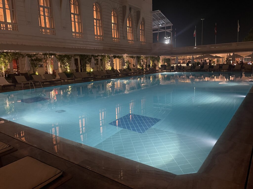 Vista noturna da piscina do Copa iluminada Vista noturna da piscina do Copa iluminada