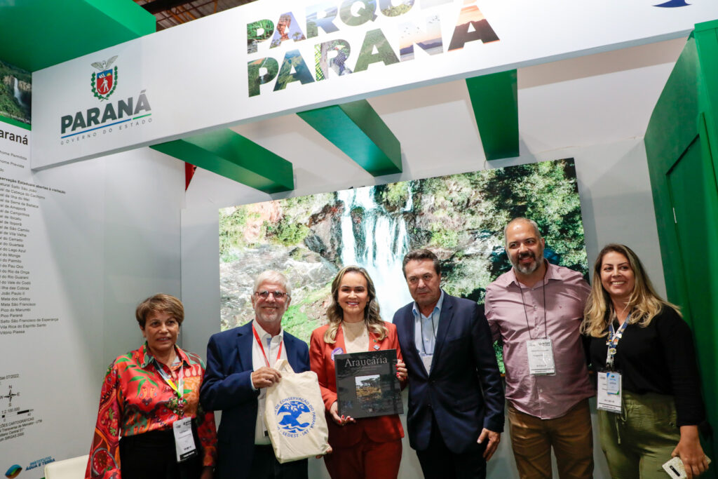 Daniela Carneiro, ministra do Turismo entre autoridades do Paraná