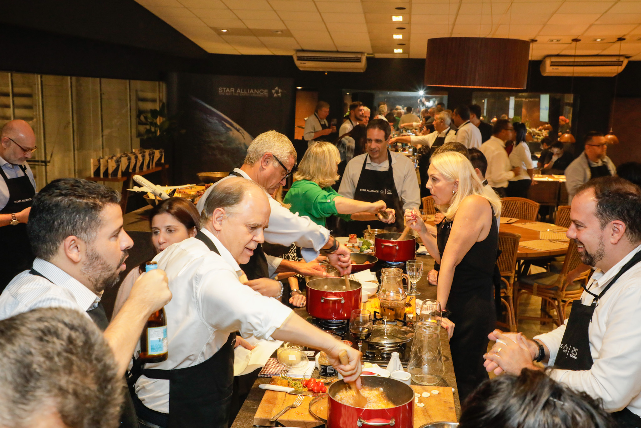 Todo mundo cozinhando