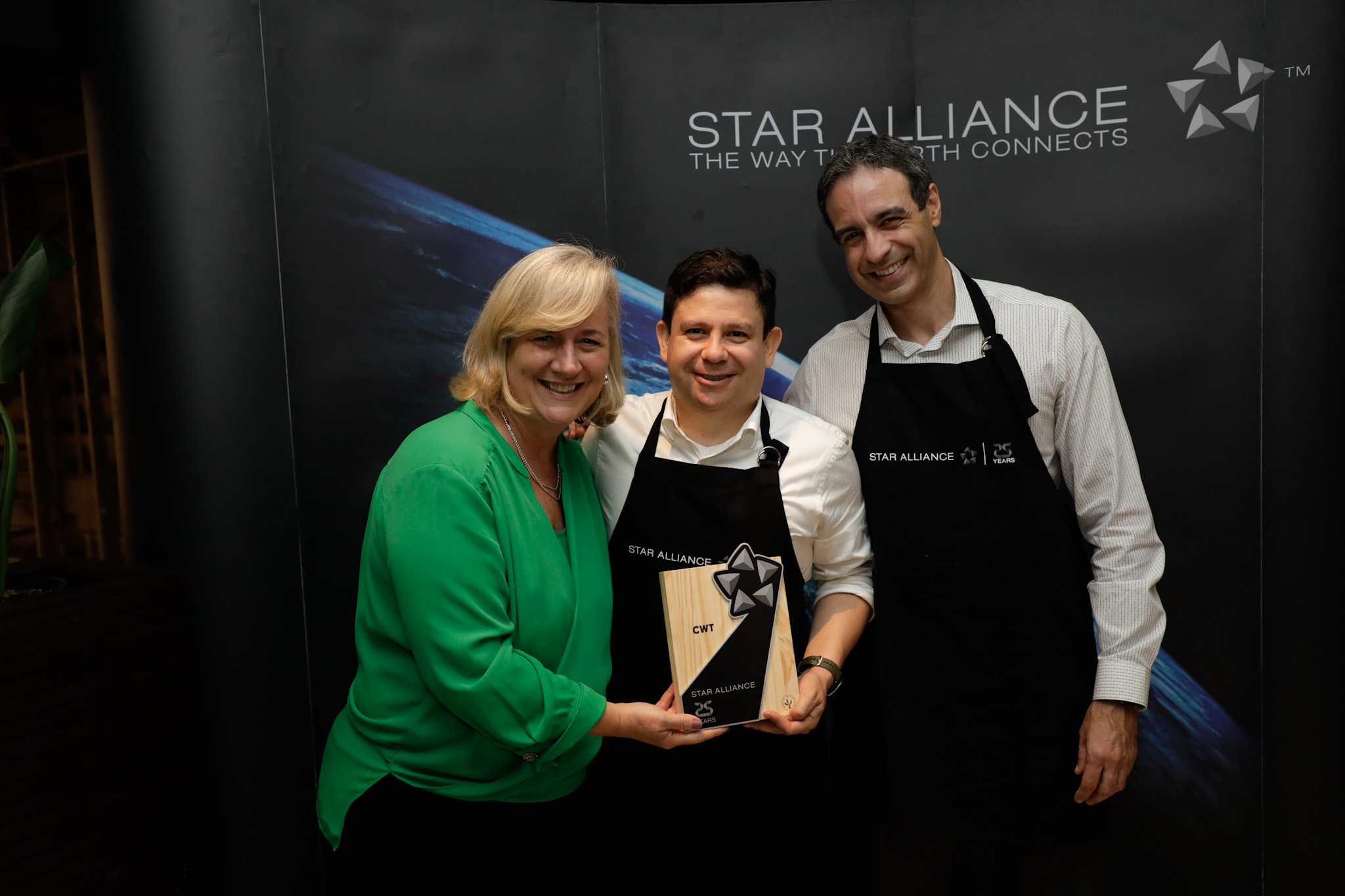 Andres Vanegas, da CWT, com Annette Taeuber e Allan Jacch, da Lufthansa