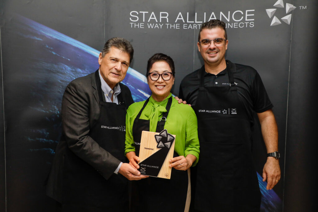 Lilian Hwang, da Transpac, recebe prêmio da ANA, de Valci Souza e César Fernandes