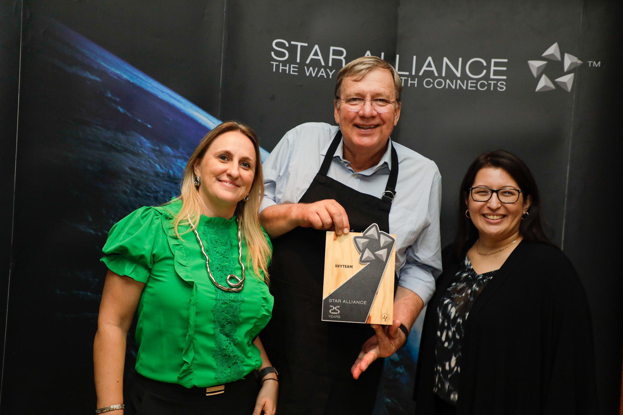 Peter Weber, da SKYTeam, recebe prêmio da United de Cátia Schick e Tatiana Arantes