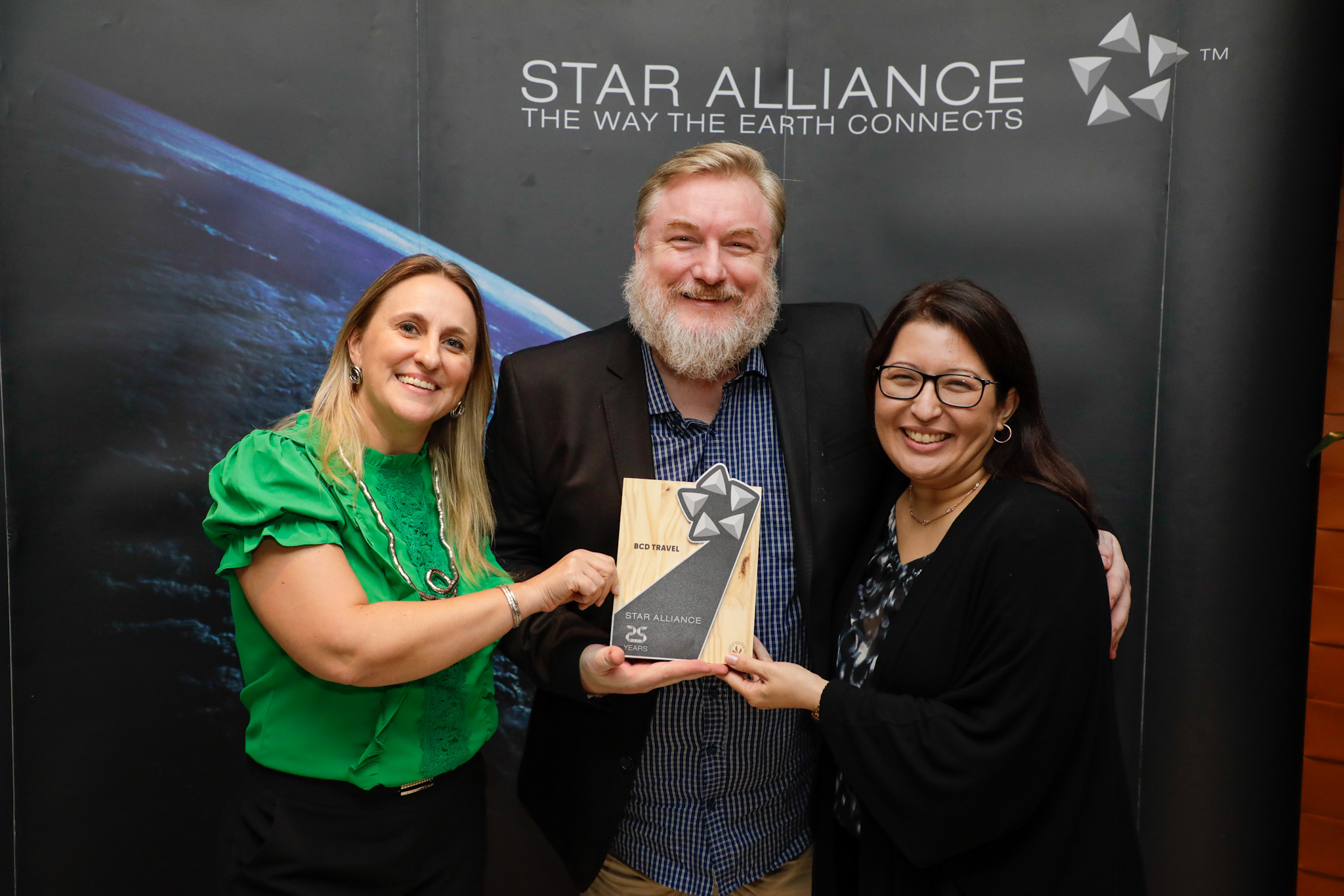 Paul Barry, da BCD Travel, com Cátia Schick e Tatiana Arantes, da United