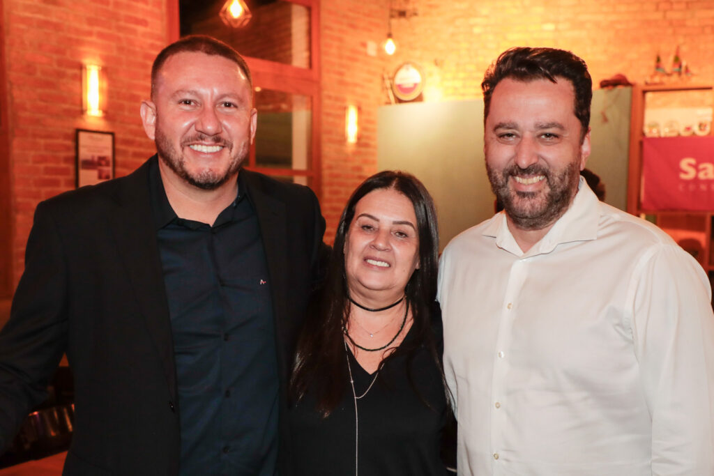 Wagner Chaves e Vivi Siqueira, da Sakura, com Renato Hagopian, da Qatar