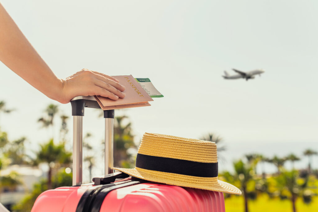 Praias e destinos culturais lideram procura por viagens temáticas no Brasil, diz pesquisa 1 mala bagagem istock aeroporto passageiro Praias e destinos culturais lideram procura por viagens temáticas no Brasil, diz pesquisa