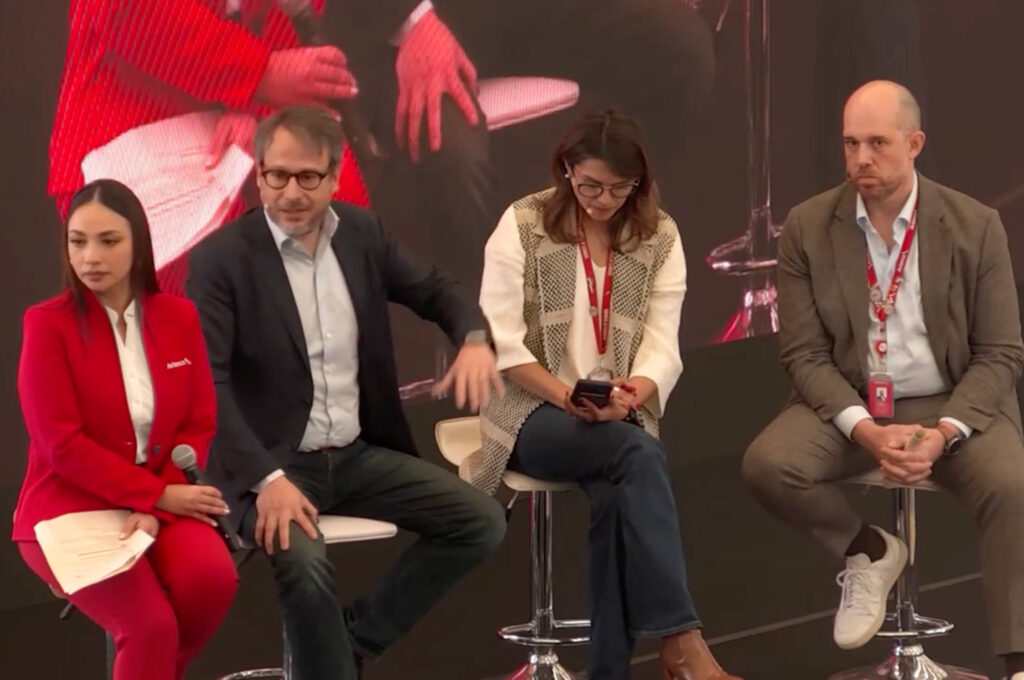 Avianca lança campanha #TodosDandoTodo e pintura especial para celebrar seu novo momento Avianca lança campanha #TodosDandoTodo e pintura especial para celebrar seu novo momento