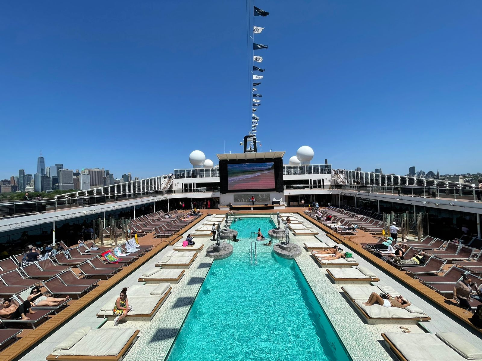 O navio conta com quatro piscinas O navio conta com quatro piscinas