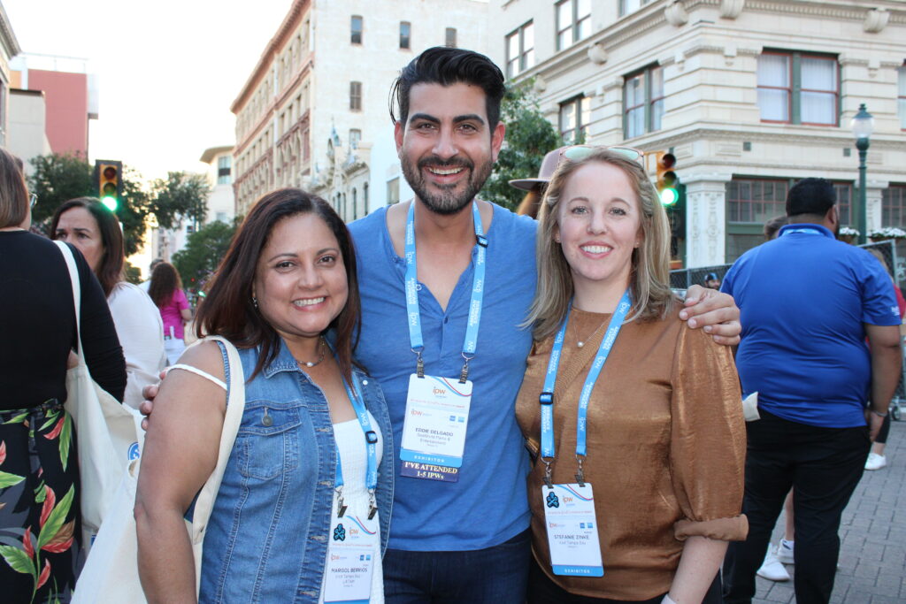 Eddie Delgado, do SeaWorld, com Marisol Berrios e Stefanie Zinke, de Tampa Bay