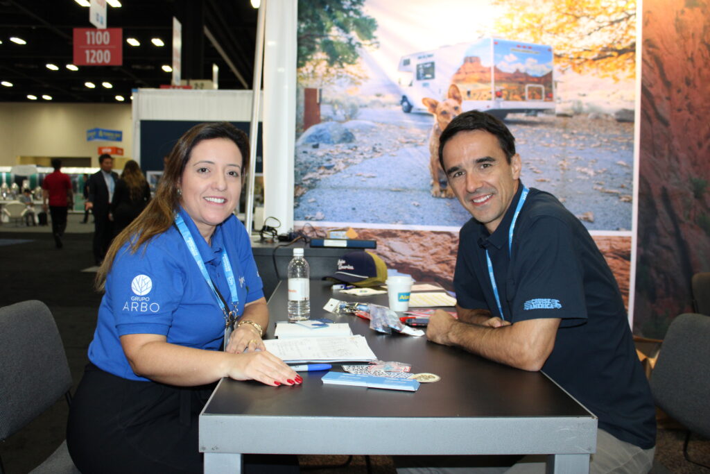 Adriana Fredericce, da Diversa Turismo, com Eduardo Genekin, da Cruise America