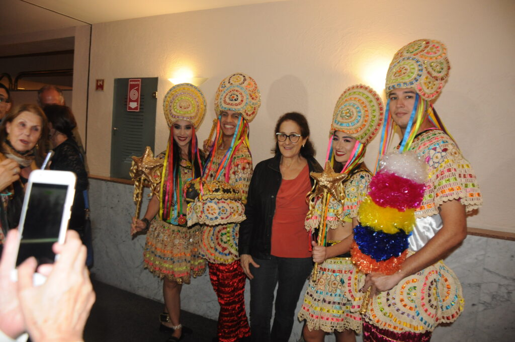 Agentes de viagens posaram para fotos com representantes da cultura maranhense