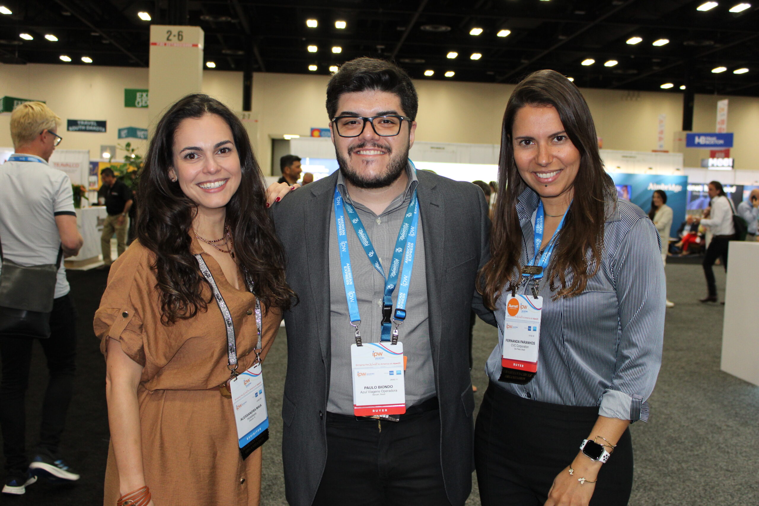 Alessandra Maia, da HotelBeds, Paulo Biondo, da Azul, e Fernanda Paranhos, da CVC