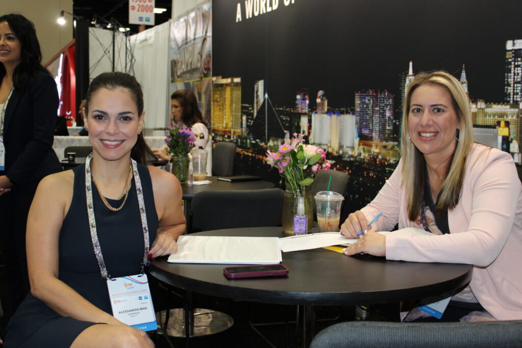 Alessandra Maia, da Hotelbeds, e Kristin Prokopius, do MGM Resorts