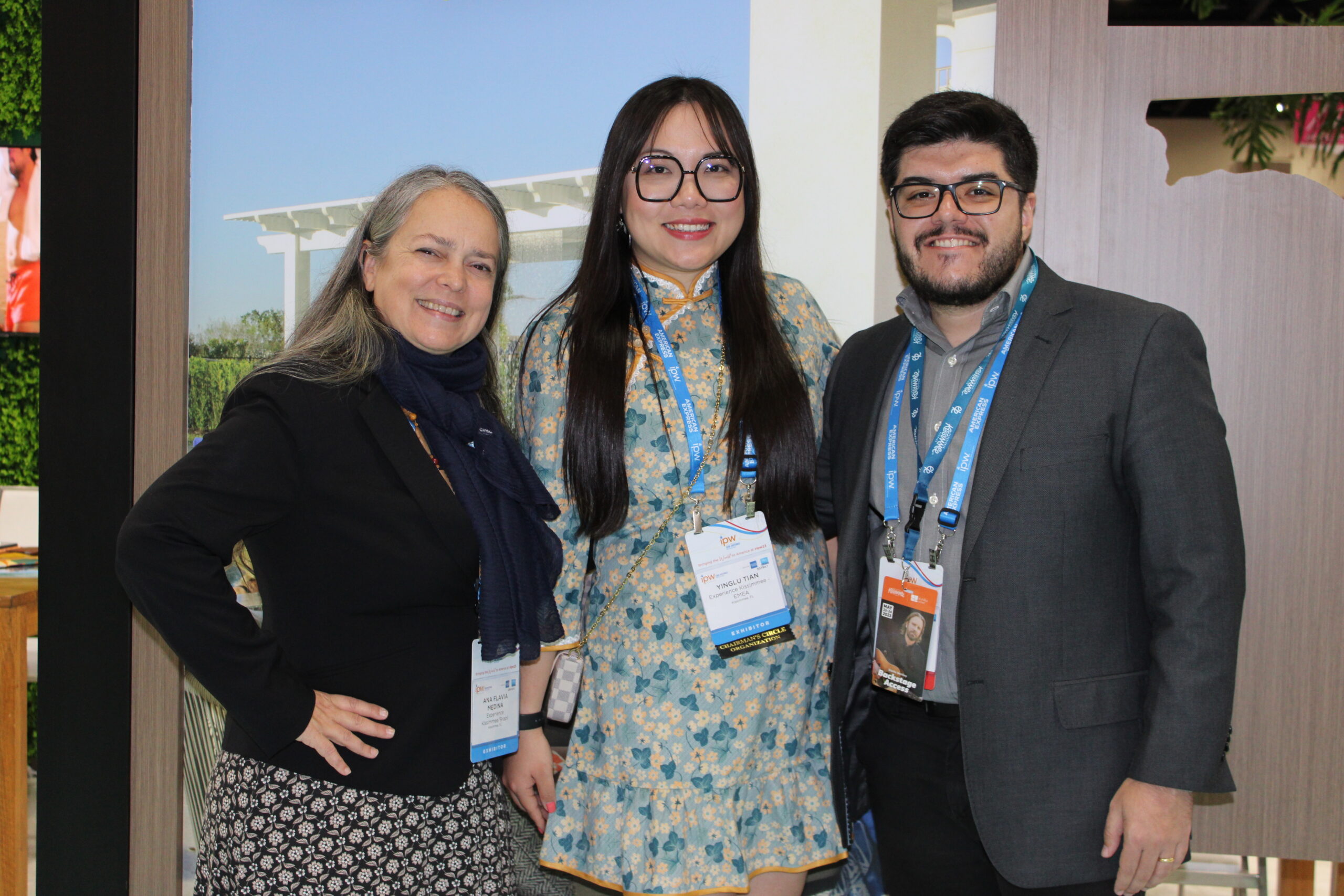 Ana Flavia Medina e Yinglu Tian, de Experience Kissimmee, com Paulo Biondo, da Azul Viagens Ana Flavia Medina e Yinglu Tian, de Experience Kissimmee, com Paulo Biondo, da Azul Viagens