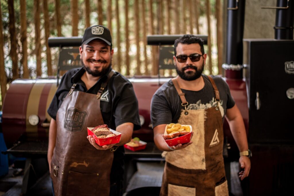 Le Canton comemora Dia das Mães com show de Alex Cohen