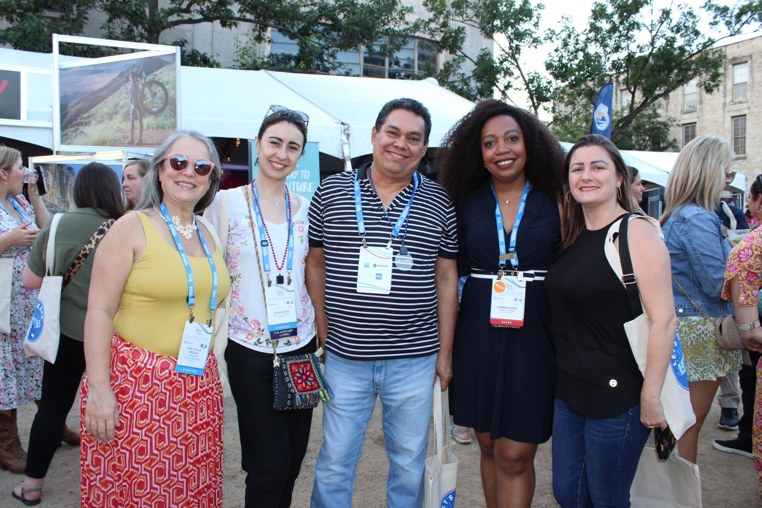 Ana Flavia Medina, de Kissimmee, Juanita Ariza, do Central Florida, Victor Manjarres, do Kennedy Space Center, Vilmara Souza, da Agaxtur, e Melissa Rosa, da Interep Ana Flavia Medina, de Kissimmee, Juanita Ariza, do Central Florida, Victor Manjarres, do Kennedy Space Center, Vilmara Souza, da Agaxtur, e Melissa Rosa, da Interep