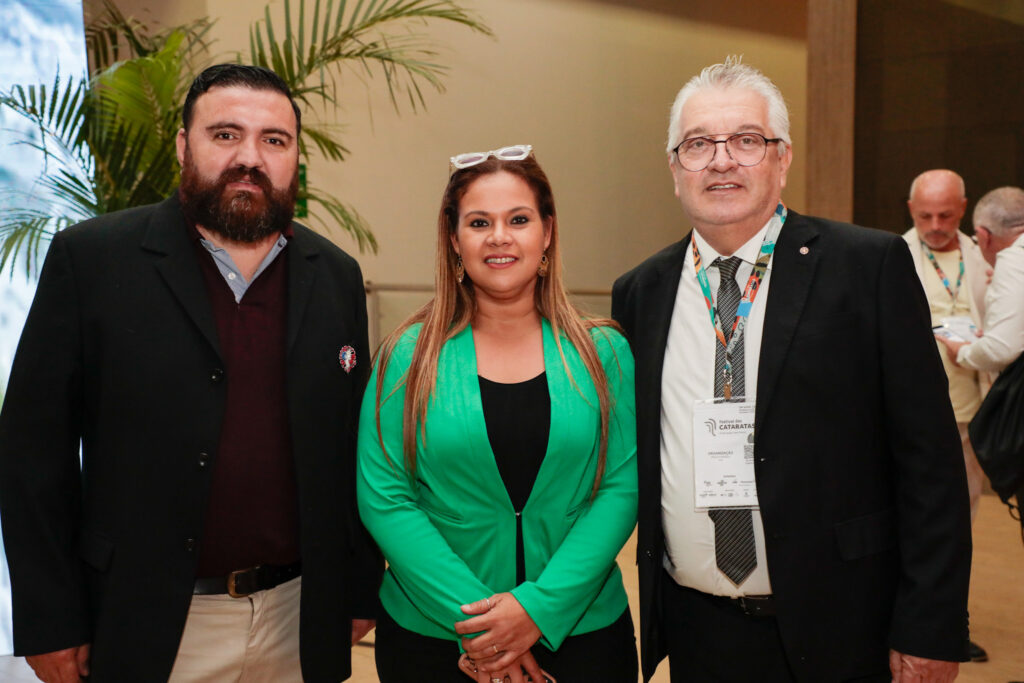 Carlos Benitez, secretário de turismo de Hernandarias, Rocio Maldonado, diretora deiMinistério do Turismo do Paraguai Alto Paraná, e Paulo Angeli, organizador do Festival das Cataratas