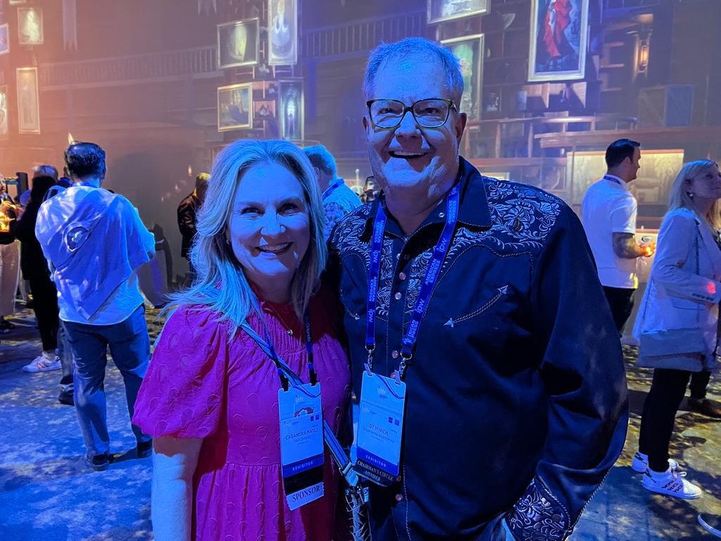 Casandra Matej, CEO do Visit Orlando, e DT Minich, CEO do Experience Kissimmee Casandra Matej, CEO do Visit Orlando, e DT Minich, CEO do Experience Kissimmee
