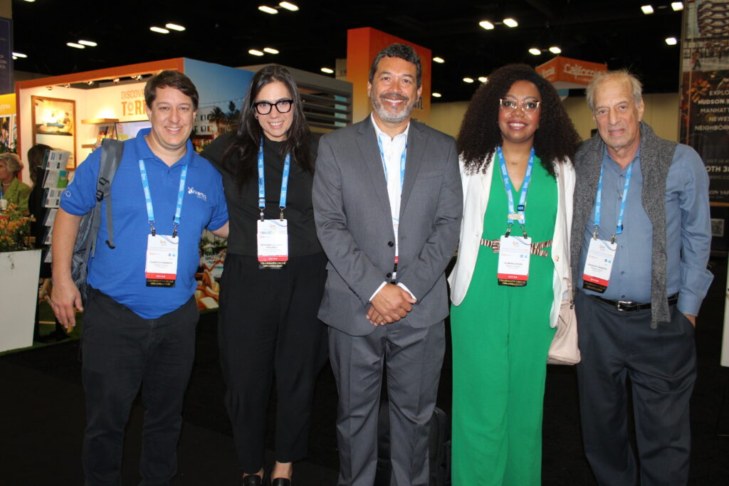 Charles Franken, da Diversa, Giovanna Paulineli e Jorge Souza, da Orinter, Vilmara Souza, da Agaxtur, e Arnaldo Franken, da Diversa Turismo