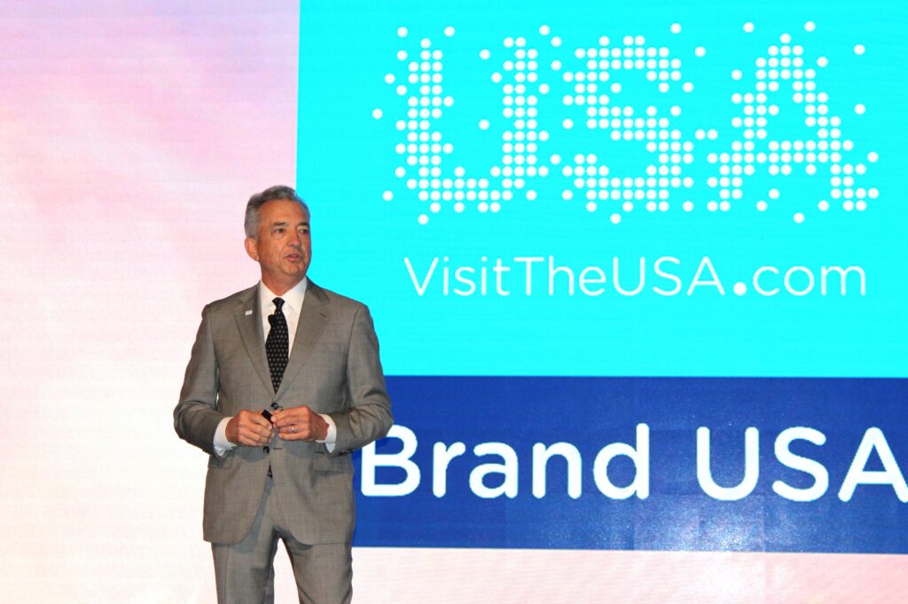 Chris Brand USA IPW: EUA fazem de tudo para diminuir tempo de emissão de vistos; meta é 30 dias de espera
