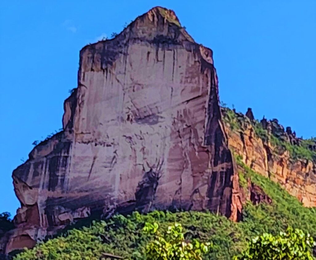 Cristo Coroado na base da Catedral