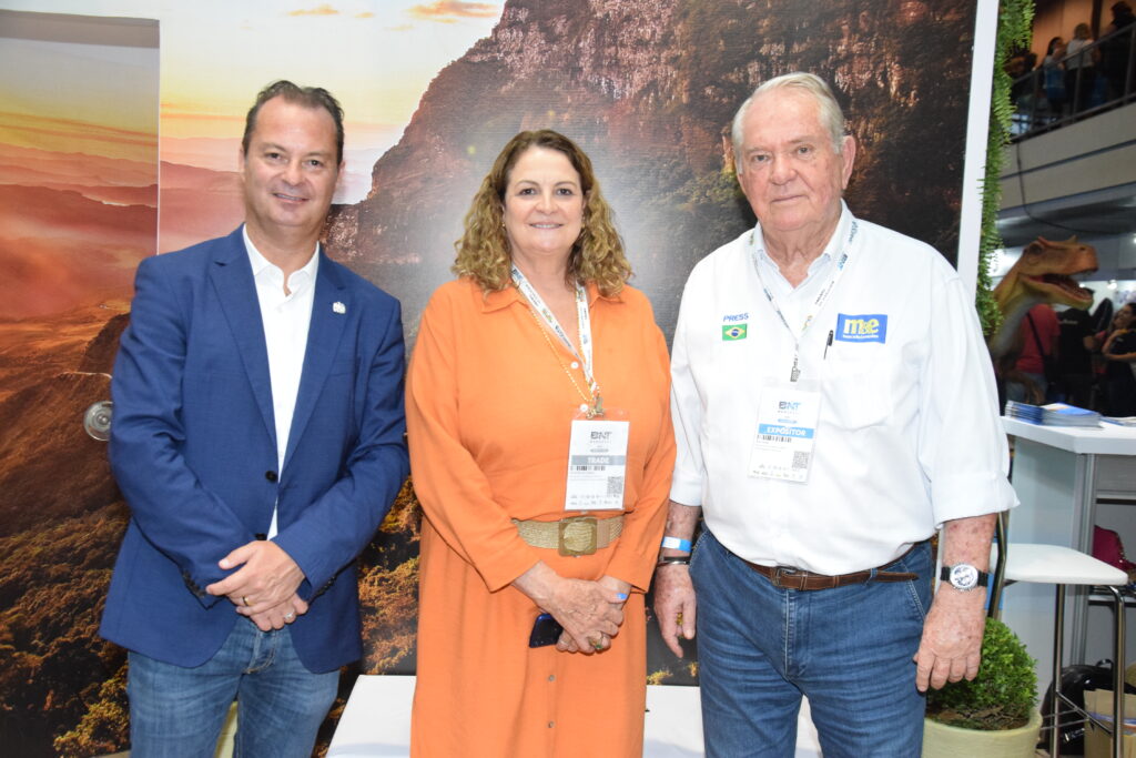 Evandro Neiva e Dirlei Barbieri, da secretaria de Turismo de Santa Catarina junto com Roy Taylor, presidente do M&E