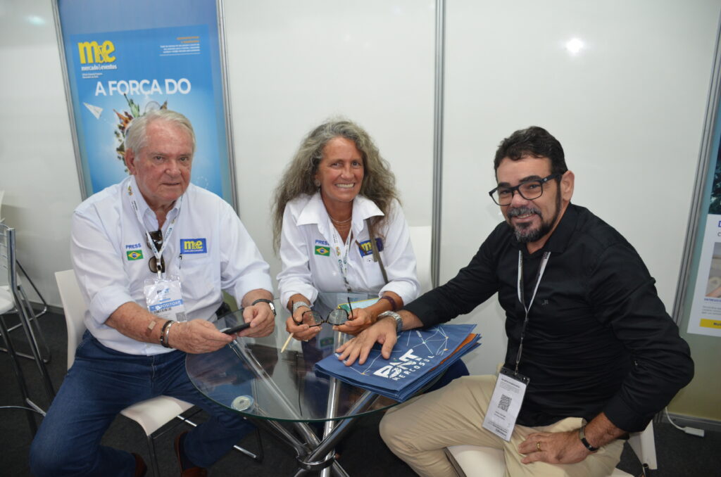 Roy Taylor e Mari Masgrau, do M&E, com Adriano Queiroga, diretor do Festival de Turismo de Alagoas