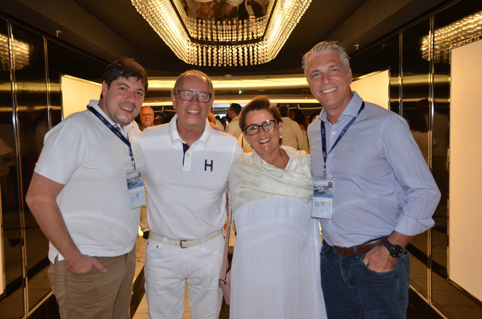 Ines Barbosa Bellini e Osmar Agular, da Mendes Tur entre Paulo Szczerbenko e Alex Calabria, da Krooze Ines Barbosa Bellini e Osmar Agular, da Mendes Tur entre Paulo Szczerbenko e Alex Calabria, da Krooze