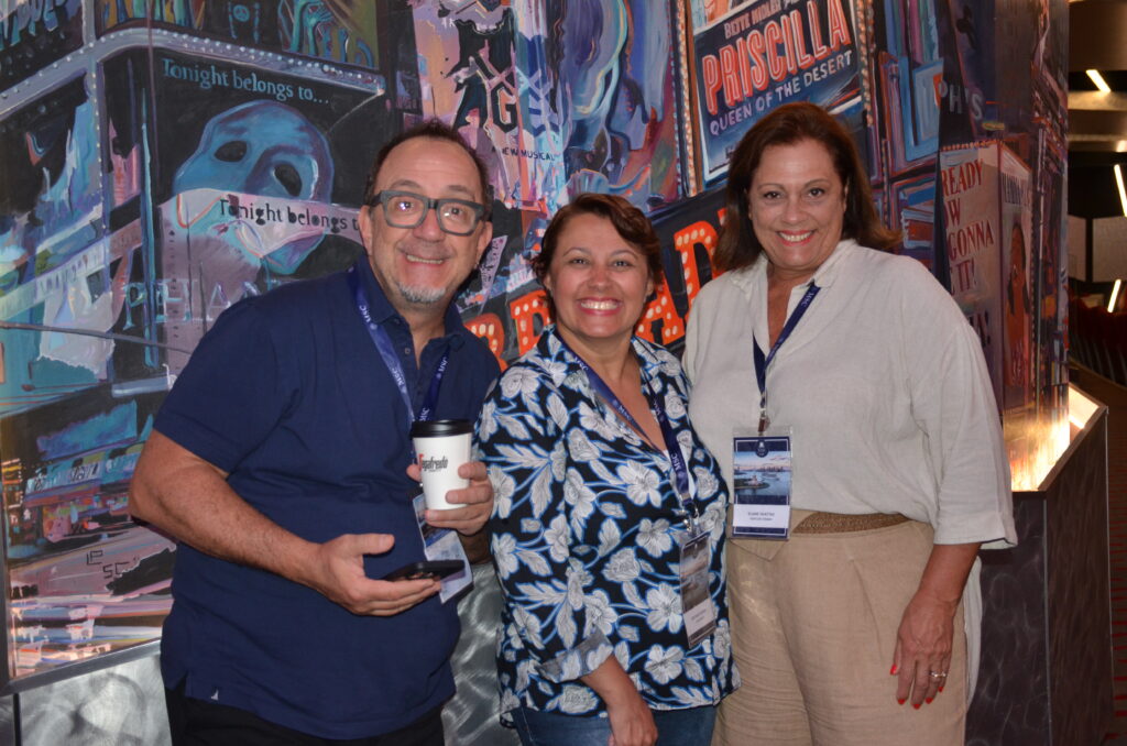 Ricardo Alves, da Velle, junto com Cristiane Catarino e Elaine Ghattas, da Vivatour