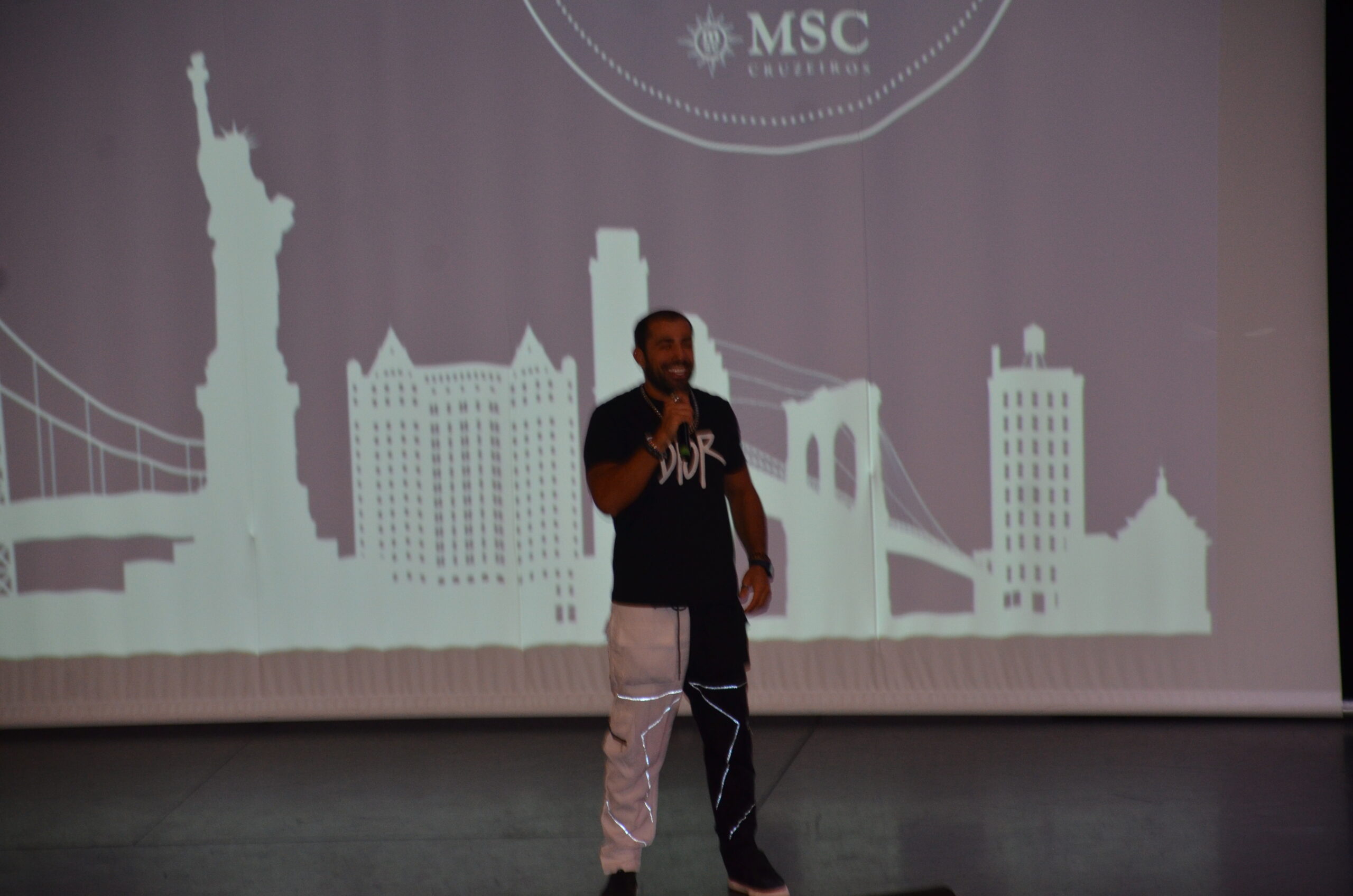 Kaysar Dadour, ex-BBB, realizou a abertura do último dia de Convenção Kaysar Dadour, ex-BBB, realizou a abertura do último dia de Convenção