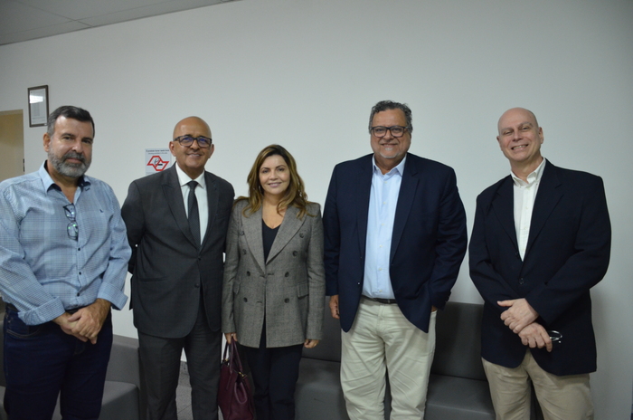Autoridades foram prestar homenagem à Sanovicz Autoridades foram prestar homenagem à Sanovicz